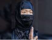 رجل النينجا يرتدى ملابس سوداء