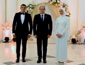 الرئيس السيسى يشارك ابنة الشهيد فرحتها