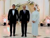 الرئيس السيسى يشارك ابنة الشهيد فرحتها