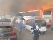 مواطنون يفرون من السيارات بسبب الحرائق فى إسرائيل.. فيديو
