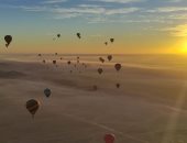 لحظات تحليق البالون الطائر فى سماء البر الغربى