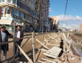 جانب من وضع الحواجز الخشبية حول منطقة العمل