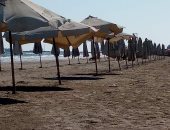 استعداد مؤجري الشاطئ صباحا