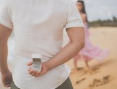 رجل يتقدم للزواج من حبيبته