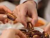 تفسير حلم أكل العجوة مع صديق.. بشرى بالمنفعة والرزق الوفير