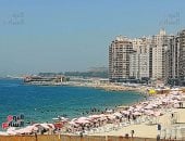 تزامنا مع الموجه الحارة.. توافد ملحوظ على شواطئ الإسكندرية والشواطئ ترفع الراية الخضراء