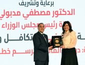 تكريم السفيرة نبيلة مكرم رئيس الأمانة الفنية للتحالف الوطني للعمل الأهلي