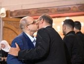 أكرم القصاص ورجال السياسة والإعلام والفن فى عزاء زوجة محمد مصطفى شردى.. صور