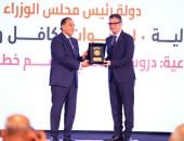 رئيس الوزراء يكرم الدكتور شريف فاروق باحتفالية مرور 10 سنوات على تكافل وكرامة الدكتور مصطفى مدبولي رئيس مجلس الوزراء يكرم الدكتور شريف فاروق وزير التموين