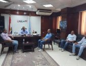 لقاء لمتابعة سير أعمال مشروعات رصف طرق القرى والنجوع بإسنا