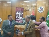 محافظ المنيا يسلم جوازات السفر لحجاج القرعه