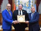 وزير العمل ومحافظ القاهرة يُكرمان موظف بالوزارة رفض رشوة من شركة إلحاق عمالة بالخارج