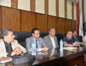 محافظ أسيوط خلال الاجتماع