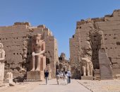 الأفواج السياحية من حول العالم يتحدون حرارة الطقس بالكرنك