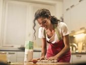 امرأة في المطبخ