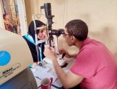 اجراء الكشف الطبي على سيدة بقرية ضمن قافلة مجانية