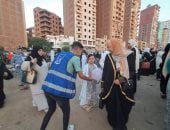 توزيع البالونات على الأطفال فى الساحات