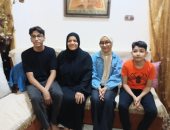 ريتال تتوسط عائلتها