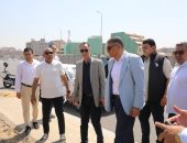 محافظ الجيزة خلال تفقد مشروعات تطوير الطرق المحيطة والمؤدية للمتحف المصرى الكبير