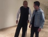تامر عاشور بالعكاز
