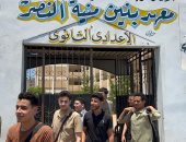 طلاب الثانوية الأزهرية بعد أداء امتحان الفيزياء
