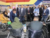 محافظ المنوفية أثناء تسليم المساعدات