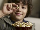 تناول المكسرات.. صورة توضيحية