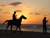 جمال شاطئ العريش.. لحظة غروب الشمس وذوبانها فى البحر كأجمل وداع.. صور