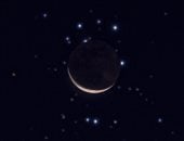هلال القمر يقترن بالثريا 