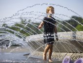 الهروب إلى النوافير.. درجات الحرارة تقارب الــ 100 فهرنهايت بواشنطن