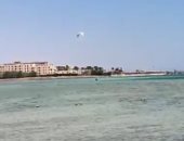 طقس ربيعى ممتع على شواطئ الغردقة مع انتشار ممارسة رياضة الكايت سيرف.. فيديو
