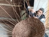 مهنة تتوارثها الأجيال.. ميت كنانة قلعة صناعة الشماسى من التمر حنة.. فيديو
