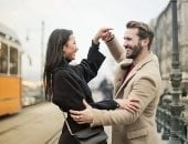 4 أبراج ما بتعرفش تعبر عن حبها بالكلام لكن بتفضل الفعل.. أبرزهم السرطان