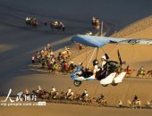 مغامرات على جبال الصين.. فعاليات رحلات التحليق فوق الصحراء