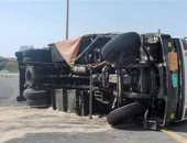 انقلاب سيارة نقل مقطورة وإصابة سائقها في قرية بمنشأة القناطر