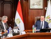 حسن عبدالله، محافظ البنك المركزي المصري مع وفد من البنك الأوروبي لإعادة الإعمار والتنمية