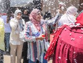 بالورود والبالونات.. الأمهات يحتفلن بخروج أبنائهن من آخر امتحانات الثانوية العامة