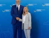 رئيس وزراء ألبانيا يجثو على ركبته للمرة الثانية أمام نظيرته الإيطالية.. فيديو