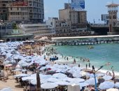 إقبال كبير لرحلات اليوم الواحد من كافة المحافظات على شواطئ الإسكندرية.. فيديو
