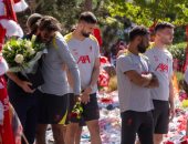 محمد صلاح ولاعبو ليفربول ينعون جوتا فى النصب التذكارى.. صور