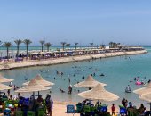 بعد انتهاء الثانوية العامة.. إقبال كبير على الشواطئ العامة بالغردقة (فيديو)