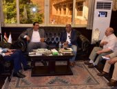 محافظ الأقصر يناقش خطط إعادة تأهيل 200 منزل بالقرى الأكثر احتياجاً