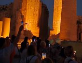 استمتاع السائحين لدى مشاهدة عروض الصوت والضوء بالكرنك