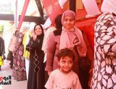 الأطفال بصحية ذويهم أمام لجان التصويت 