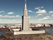 حكاية فنار الإسكندرية القديم أحد عجائب الدنيا السبع.. يرجع تاريخه إلى بطليموس الأول وأكمل ابنه البناء 280 ق.م.. أسسه المهندس الإغريقى سوستراتوس على 3 طبقات.. وإنهار بسبب الزلزال وبُنى مكانه قلعة قايتباى.. صور