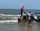 المصطافون يستمتعون بمتابعة مراحل رحلة الصيد على شواطئ بورسعيد.. صور