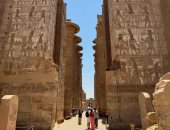 صالة الأعمدة الكبرى بالكرنك تبهر السائحين بنقوش وألوان مبهجة