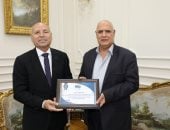 محافظ القاهرة يكرم رئيسى هيئة النقل العام وهيئة النظافة
