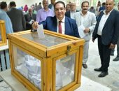 رئيس جامعة القاهرة يشارك في التصويت بانتخابات صندوق الزمالة