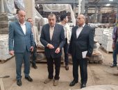 وزير الانتاج الحربي يتابع سير العملية الإنتاجية 